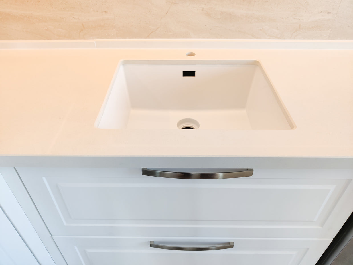 Mobilier de bucătărie NORVINIA cu fronturi din MDF termoformat și blat din cuarț compozit