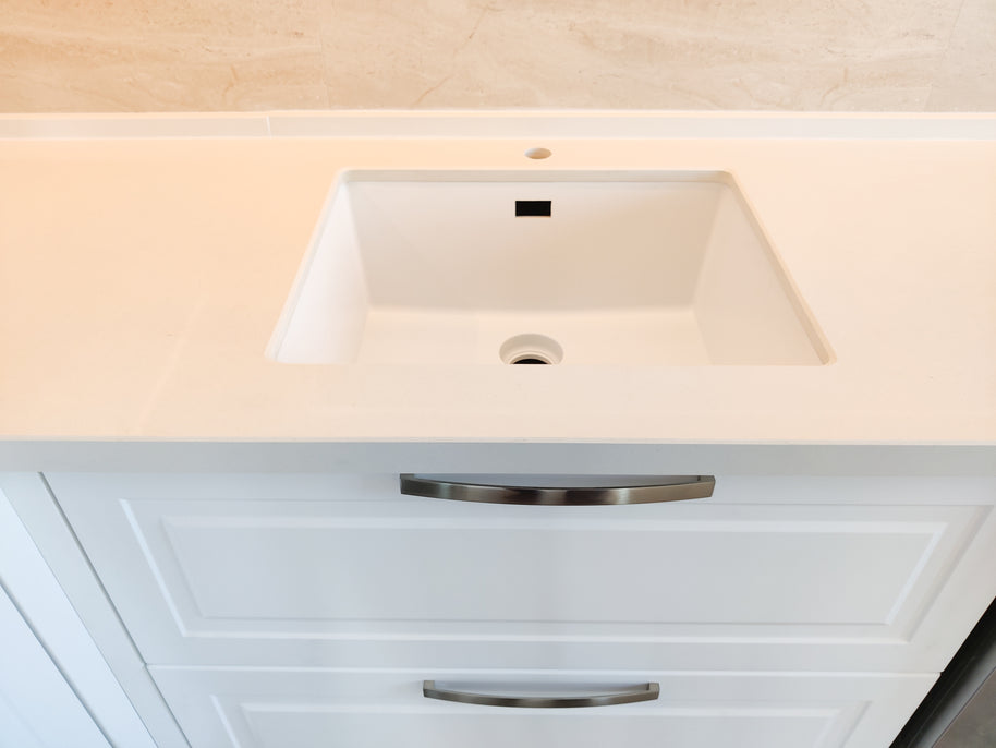 Mobilier de bucătărie NORVINIA cu fronturi din MDF termoformat și blat din cuarț compozit