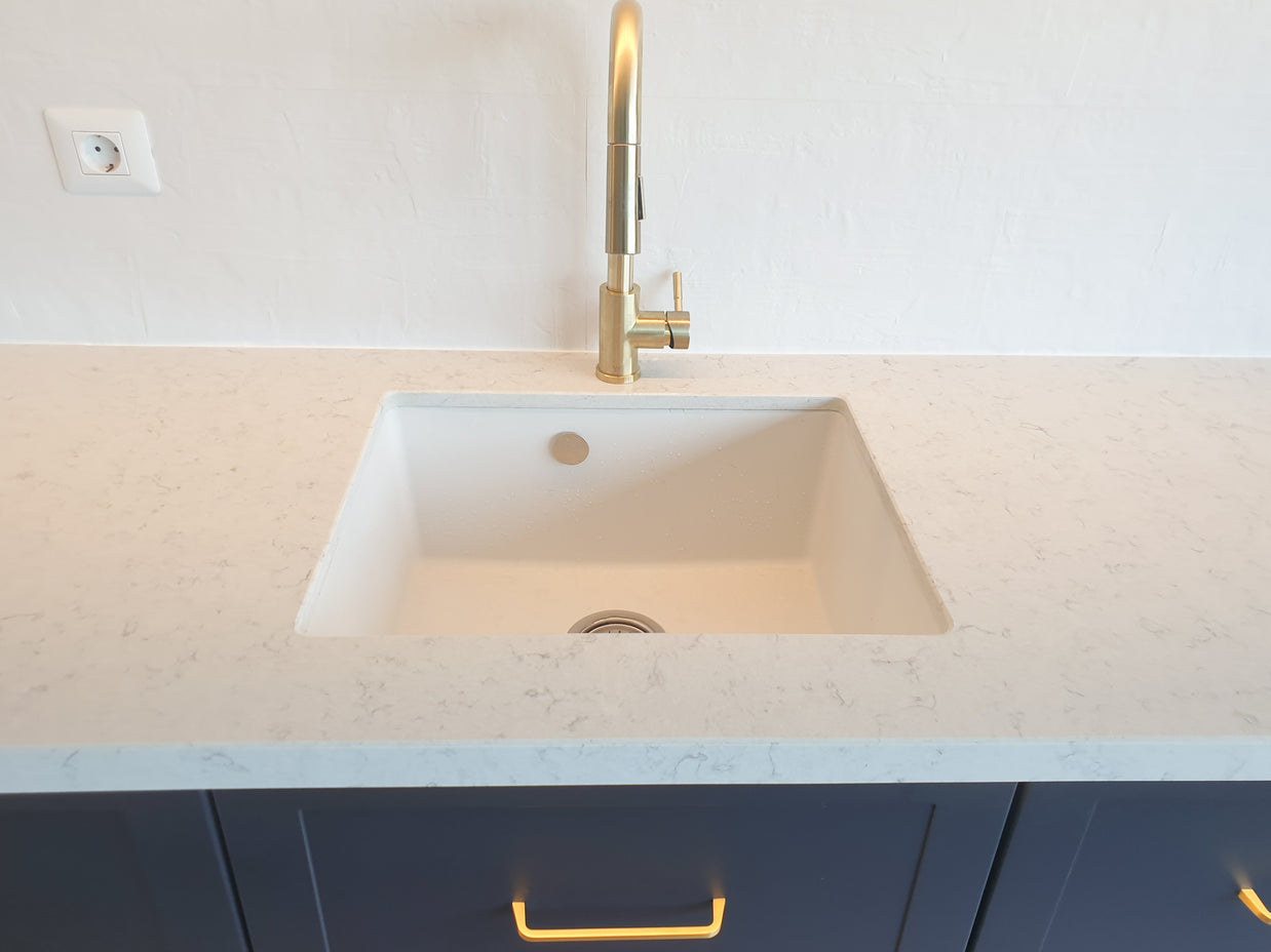 Mobilă de bucătărie NORVINIA cu blat din cuarț compozit și chiuvetă montată sub blat