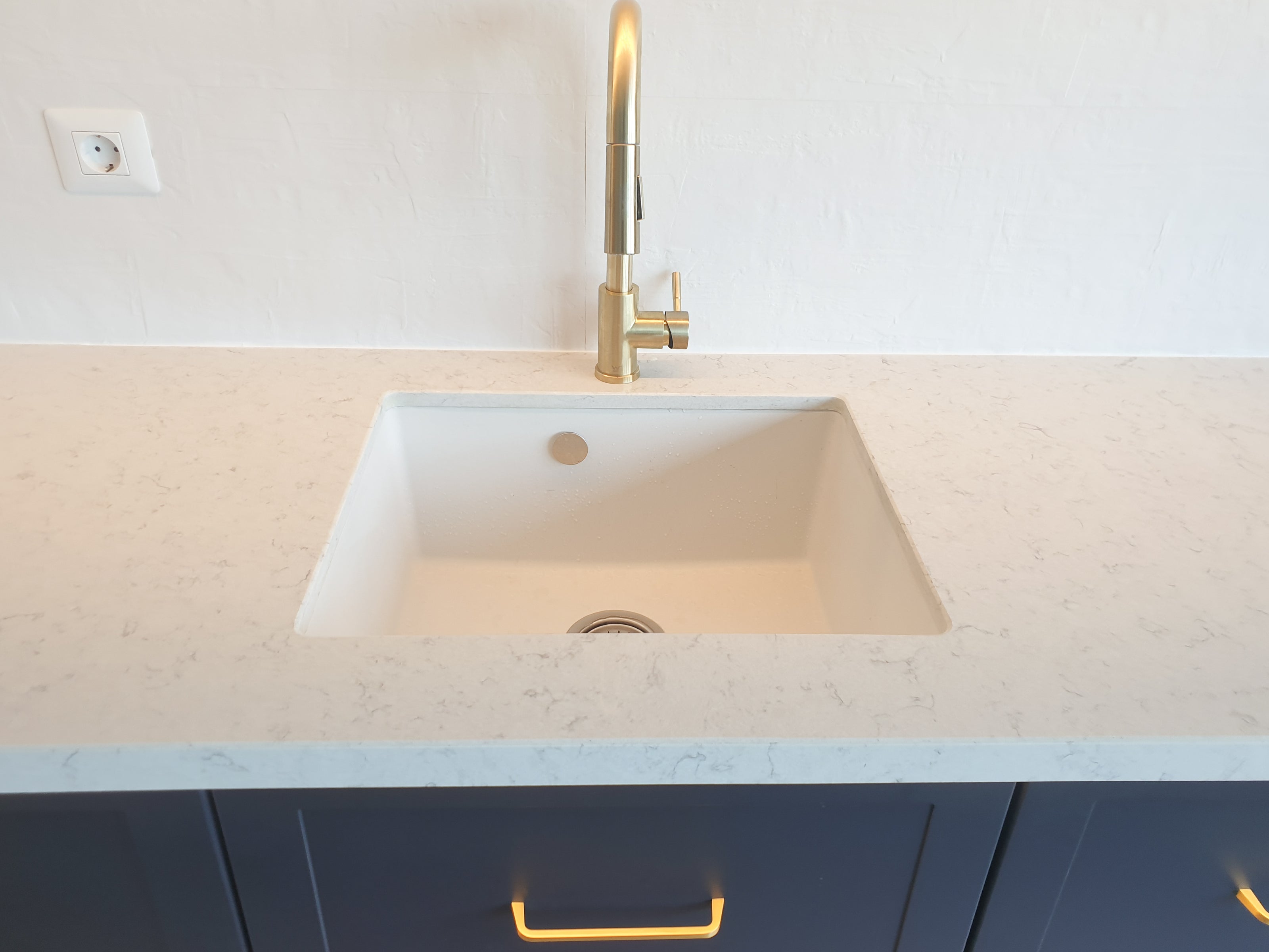 Mobilă de bucătărie NORVINIA cu blat din cuarț compozit și chiuvetă montată sub blat