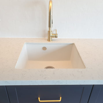 Mobilă de bucătărie NORVINIA cu blat din cuarț compozit și chiuvetă montată sub blat