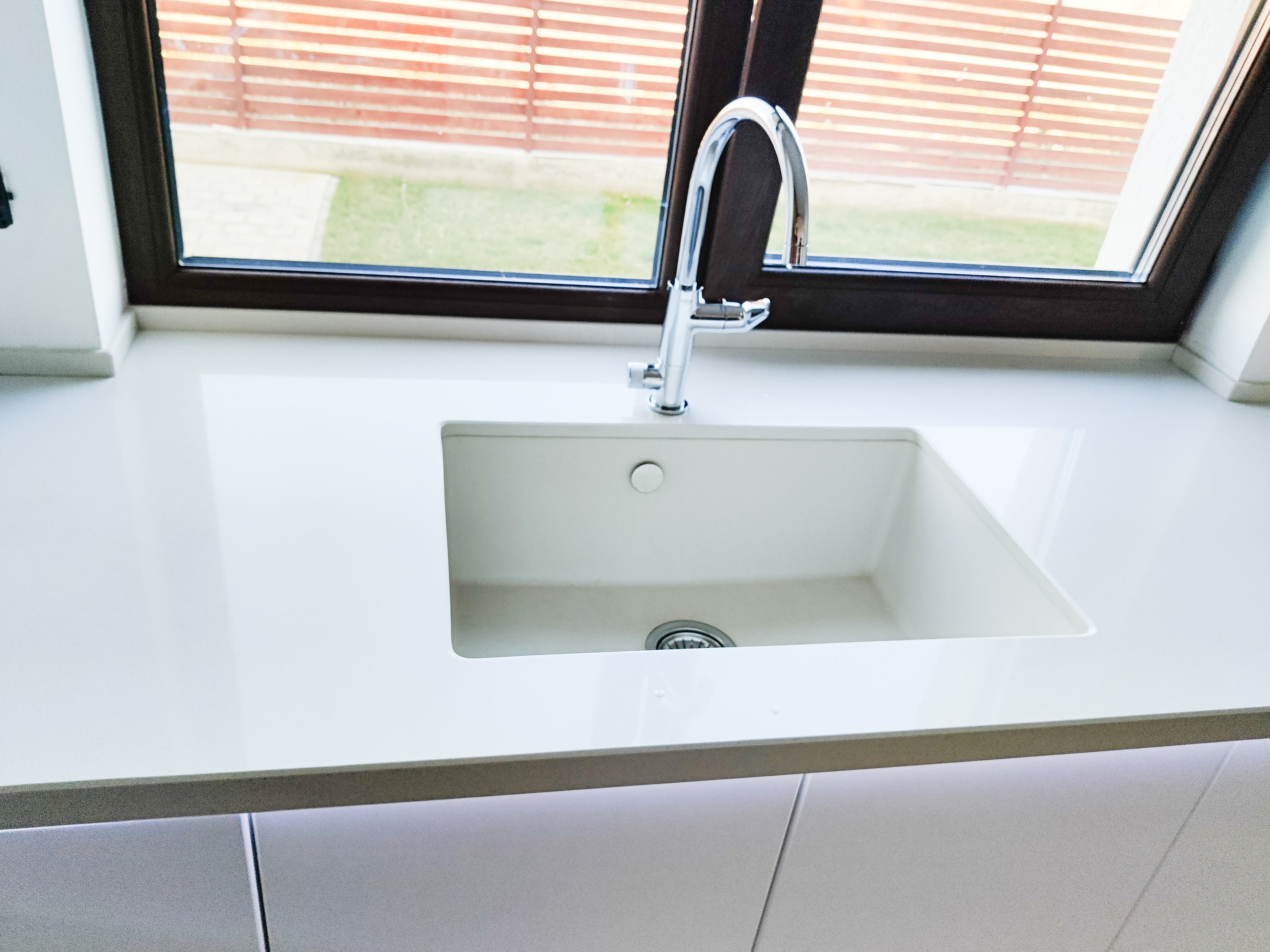 Mobilier bucătărie NORVINIA din MDF termoformat alb satin cu blat din cuarț compozit și chiuvetă montată sub blat