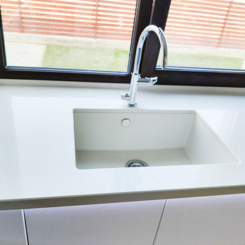 Mobilier bucătărie NORVINIA din MDF termoformat alb satin cu blat din cuarț compozit și chiuvetă montată sub blat