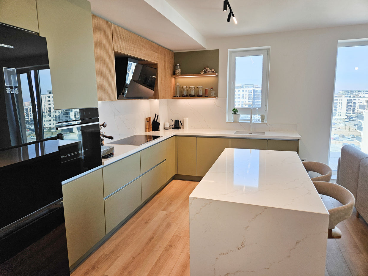 Mobilier de bucătărie NORVINIA cu blat din cuarț compozit și chiuvetă montată sub blat, fronturi din MDF termoformat