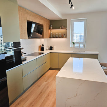 Mobilier de bucătărie NORVINIA cu blat din cuarț compozit și chiuvetă montată sub blat, fronturi din MDF termoformat