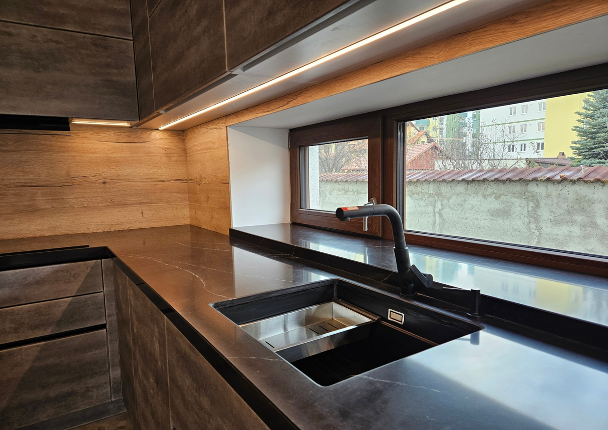 Mobilă bucătărie fabricată la comandă de NORVINIA din MDF termoformat, blat și glaf geam din cuarț compozit cu chiuvetă montată sub blat