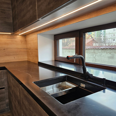 Mobilă bucătărie fabricată la comandă de NORVINIA din MDF termoformat, blat și glaf geam din cuarț compozit cu chiuvetă montată sub blat