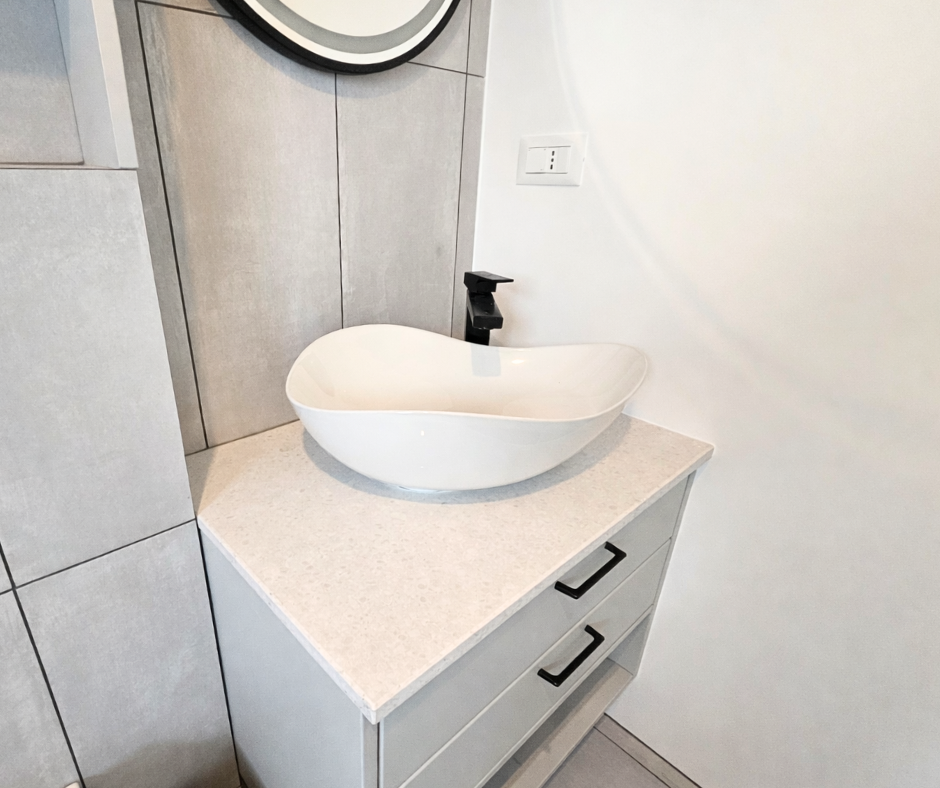 Mobilier pentru baie realizat la comandă de NORVINIA cu blat din cuartz compozit