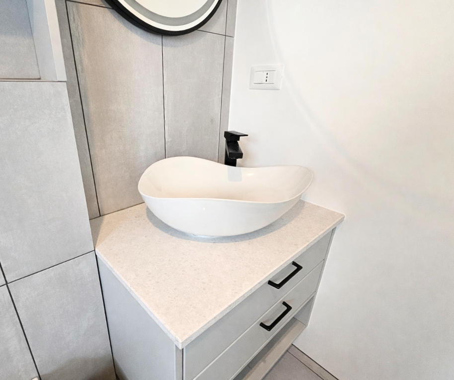 Mobilier pentru baie realizat la comandă de NORVINIA cu blat din cuartz compozit