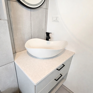 Mobilier pentru baie realizat la comandă de NORVINIA cu blat din cuartz compozit