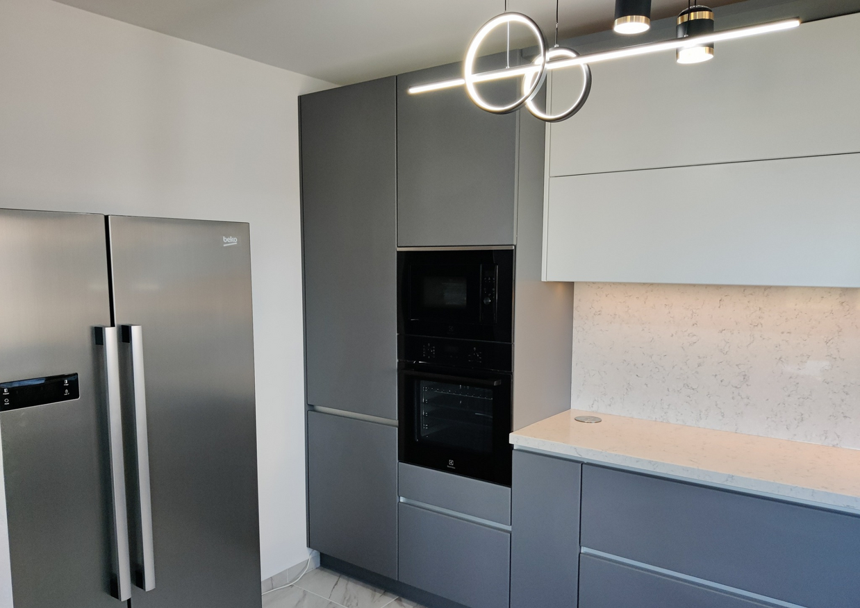 Mobilă bucătărie fabricată la comandă de NORVINIA cu blat și glaf geam din cuarț compozit, mobilier din MDF termoformat