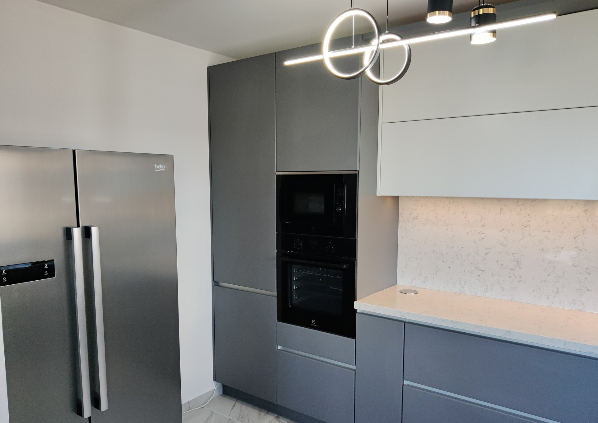 Mobilă bucătărie fabricată la comandă de NORVINIA cu blat și glaf geam din cuarț compozit, mobilier din MDF termoformat