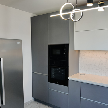 Mobilă bucătărie fabricată la comandă de NORVINIA cu blat și glaf geam din cuarț compozit, mobilier din MDF termoformat