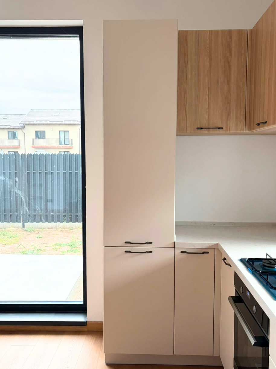 Mobilier din MDF termoformat cu blat din cuarț compozit și mânere metalice aplicate