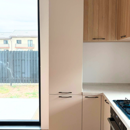 Mobilier din MDF termoformat cu blat din cuarț compozit și mânere metalice aplicate