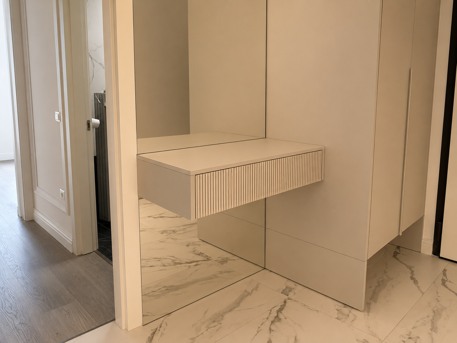 Mobilier pentru hol cu oglindă realizat la comandă de NORVINIA din MDF termoformat