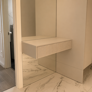 Mobilier pentru hol cu oglindă realizat la comandă de NORVINIA din MDF termoformat