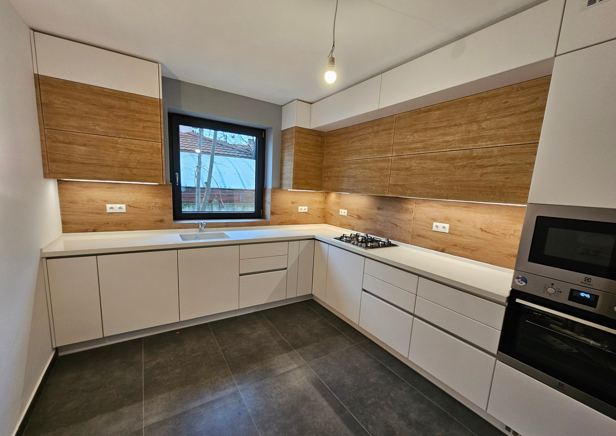 Mobilă bucătărie fabricată la comandă de NORVINIA din MDF termoformat, blat din cuarț compozit cu chiuvetă montată sub blat