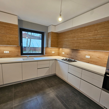 Mobilă bucătărie fabricată la comandă de NORVINIA din MDF termoformat, blat din cuarț compozit cu chiuvetă montată sub blat