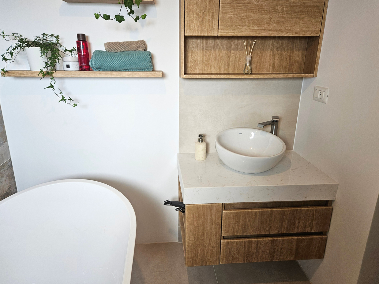 Mobilier pentru baie realizat la comandă de NORVINIA