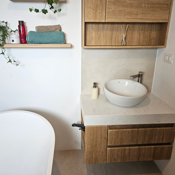 Mobilier pentru baie realizat la comandă de NORVINIA