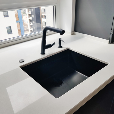 Mobilă bucătărie fabricată la comandă de NORVINIA cu blat și glaf geam din cuarț compozit, mobilier din MDF termoformat