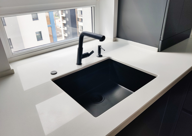 Mobilă bucătărie fabricată la comandă de NORVINIA cu blat și glaf geam din cuarț compozit, mobilier din MDF termoformat