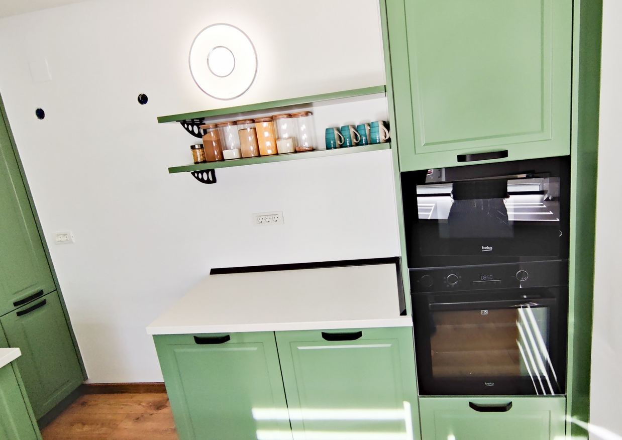 Mobila bucătărie fabricată la comandă de NORVINIA cu blat în L, cu îmbinare invizibilă, blat și glaf geam din același material, mobilier din MDF termoformat