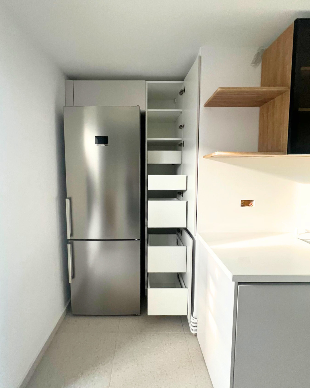 Mobilier bucătărie NORVINIA, cu blat din cuarț compozit