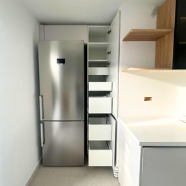 Mobilier bucătărie NORVINIA, cu blat din cuarț compozit