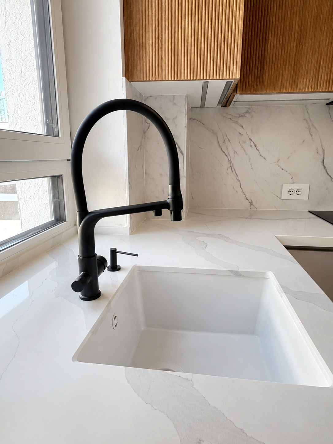 Mobilier de bucătărie NORVINIA, cu fronturi din MDF termoformat uni și textură lemn, blat din cuarț compozit și mânere tip profil GOLA
