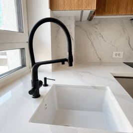 Mobilier de bucătărie NORVINIA, cu fronturi din MDF termoformat uni și textură lemn, blat din cuarț compozit și mânere tip profil GOLA