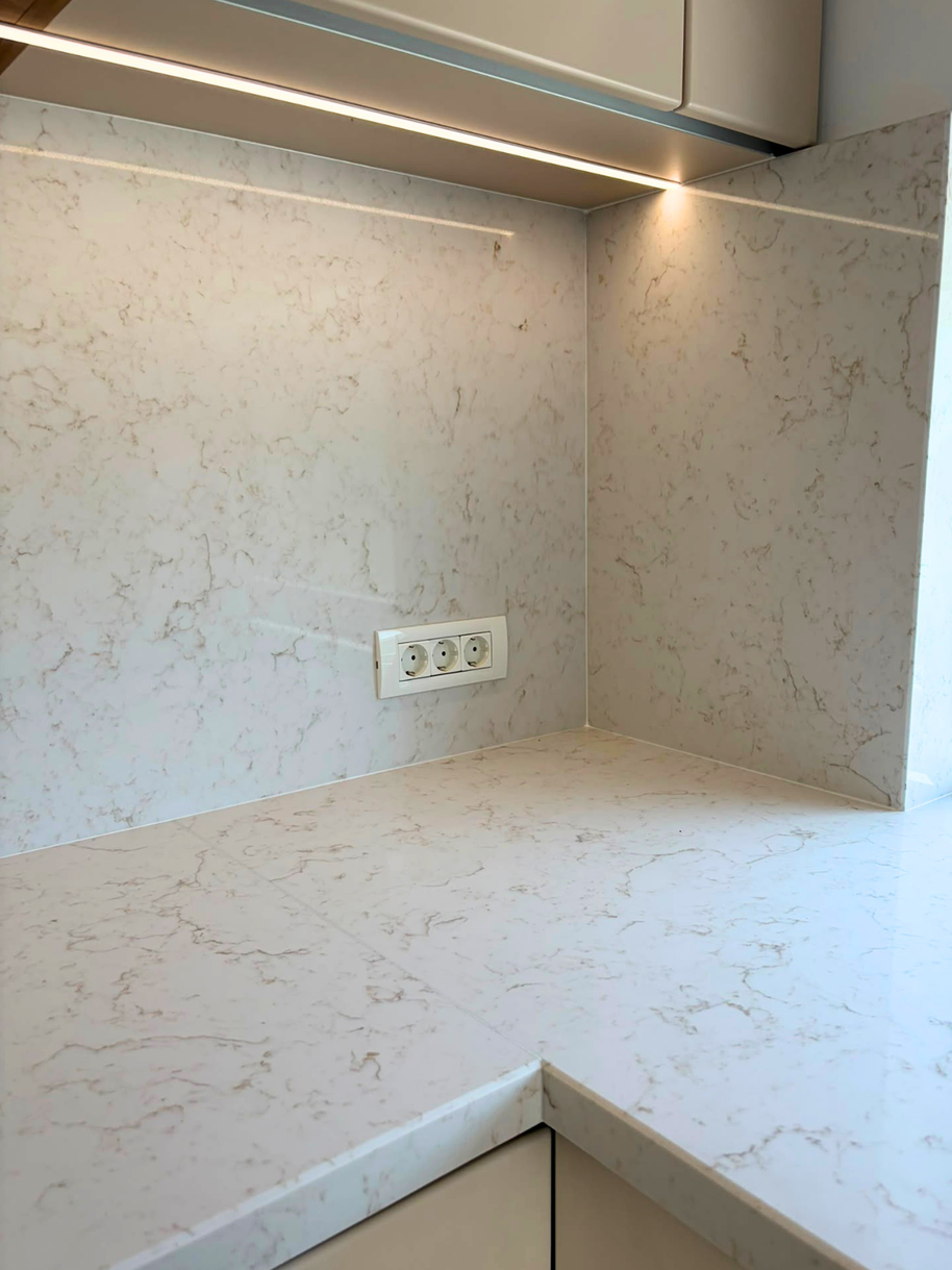 Mobilier din MDF termoformat cu blat din cuarț compozit și mânere gola, finisaj negru mat