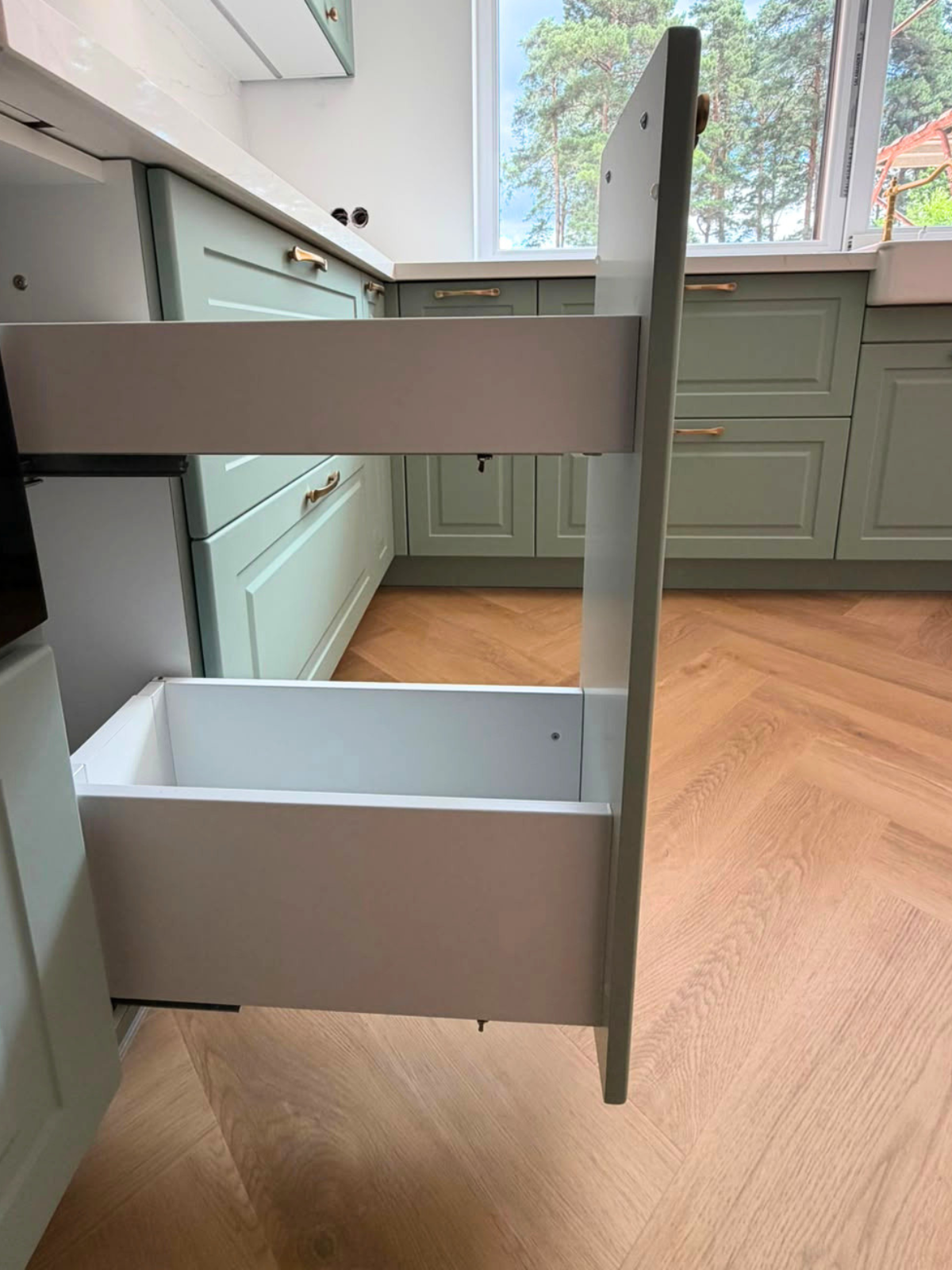 Mobilier de bucătărie din MDF termoformat cu blat din cuarț și mânere metalice aplicate aurii