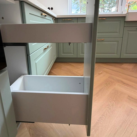 Mobilier de bucătărie din MDF termoformat cu blat din cuarț și mânere metalice aplicate aurii