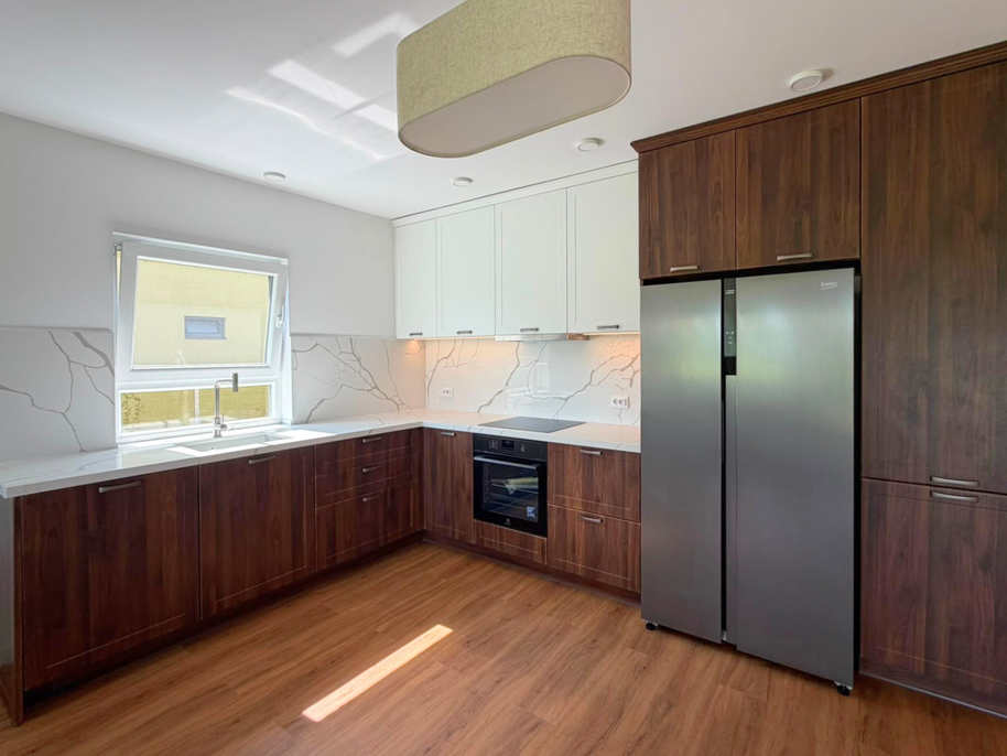 Mobilier din MDF termoformat cu blat din cuarț și mânere metalice aplicate