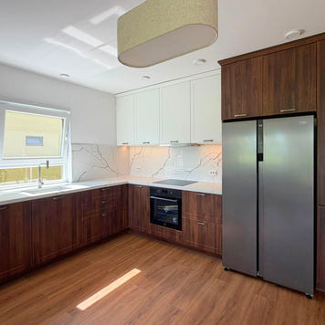Mobilier din MDF termoformat cu blat din cuarț și mânere metalice aplicate