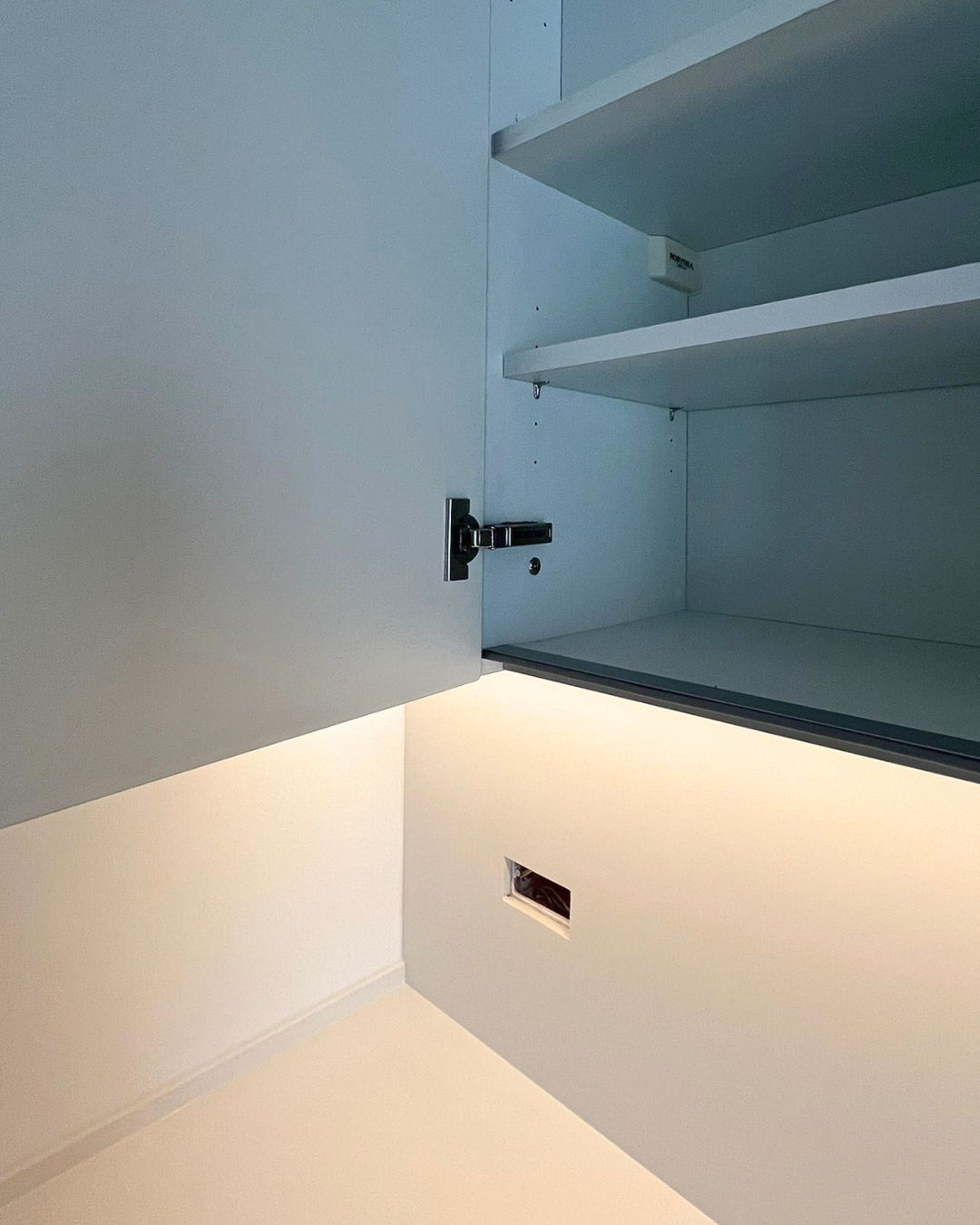 Mobilier bucătărie NORVINIA, cu blat din cuarț compozit