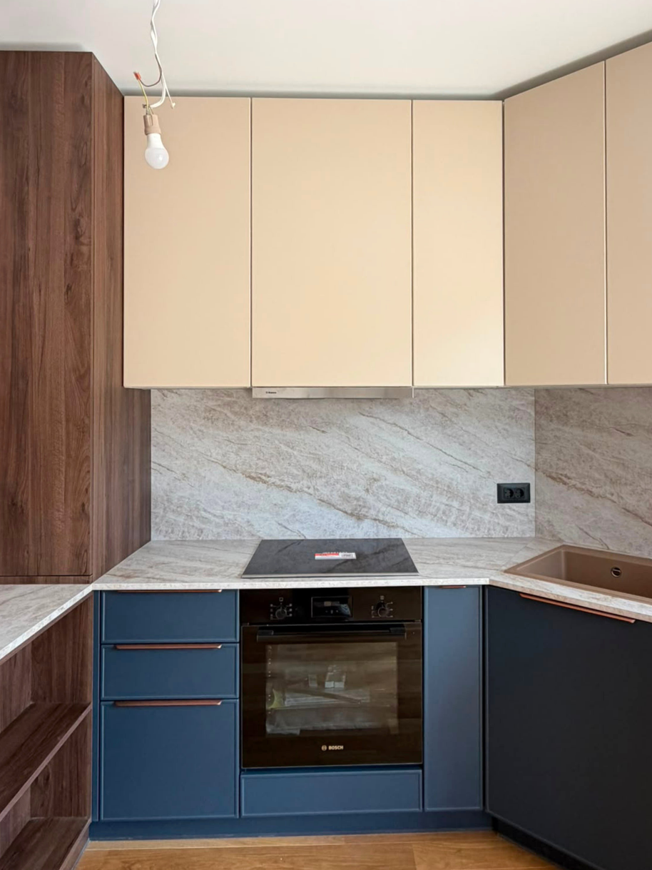 Mobilier din MDF termoformat cu blat termorezistent și mânere metalice aplicate/tip profil GOLA