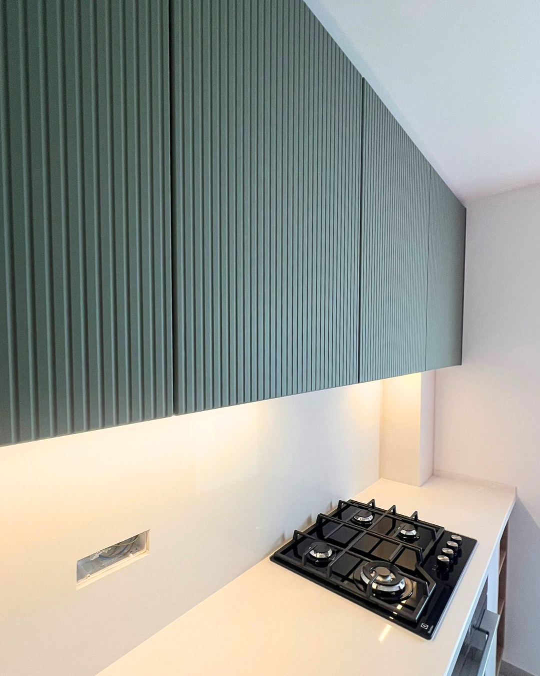 Mobilier bucătărie NORVINIA, cu blat din cuarț compozit