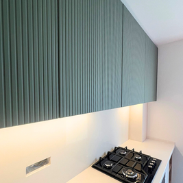 Mobilier bucătărie NORVINIA, cu blat din cuarț compozit