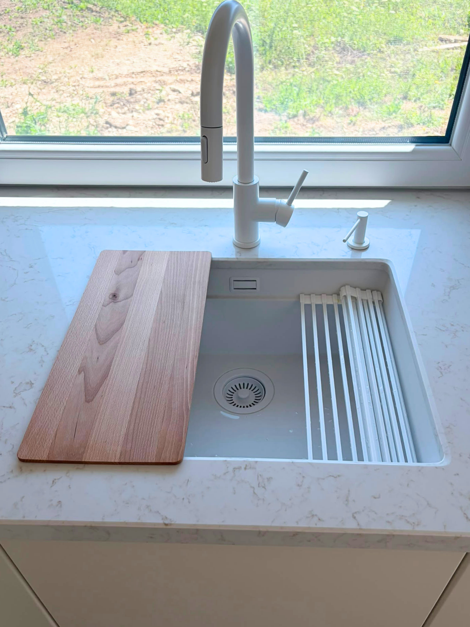 Mobilier din MDF termoformat cu blat din cuarț compozit și mânere gola, finisaj negru mat