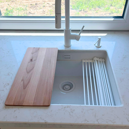 Mobilier din MDF termoformat cu blat din cuarț compozit și mânere gola, finisaj negru mat