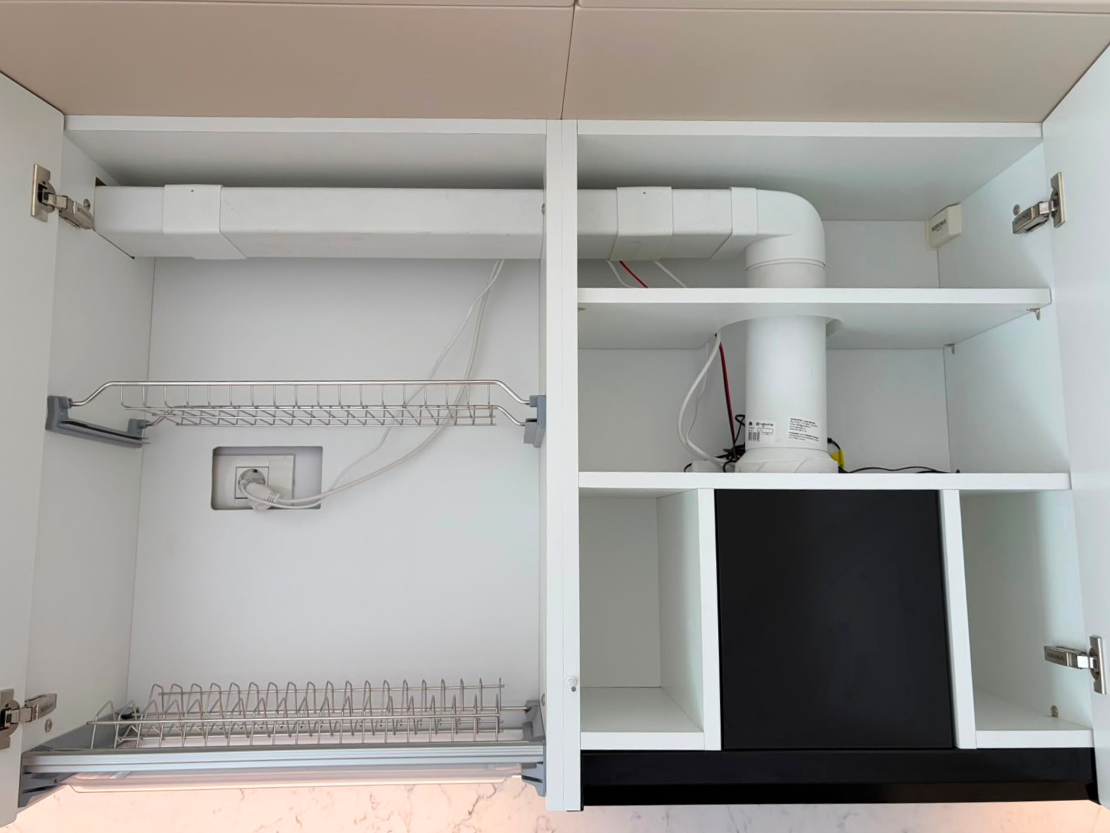 Mobilier de bucătărie cu fronturi din MDF termoformat, cu blat și contrablat din cuarț compozit și mânere tip profil GOLA