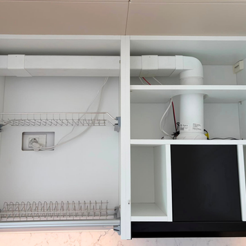 Mobilier de bucătărie cu fronturi din MDF termoformat, cu blat și contrablat din cuarț compozit și mânere tip profil GOLA