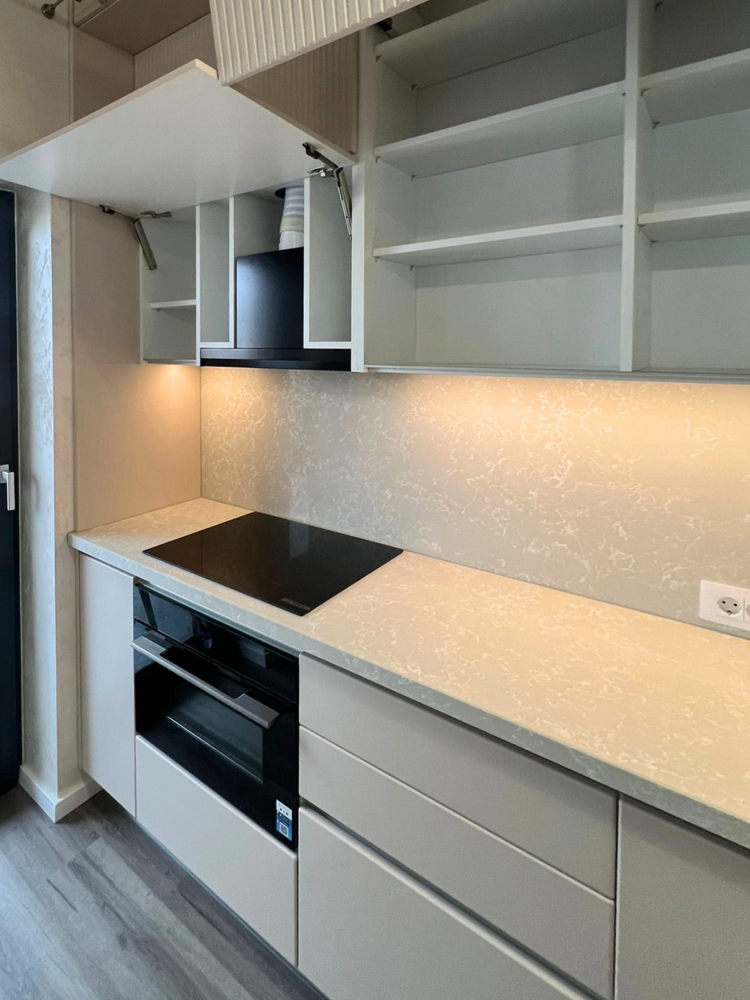 Mobilier la comandă pentru bucătărie NORVINIA, cu mânere tip profil GOLA și blat din cuarț compozit