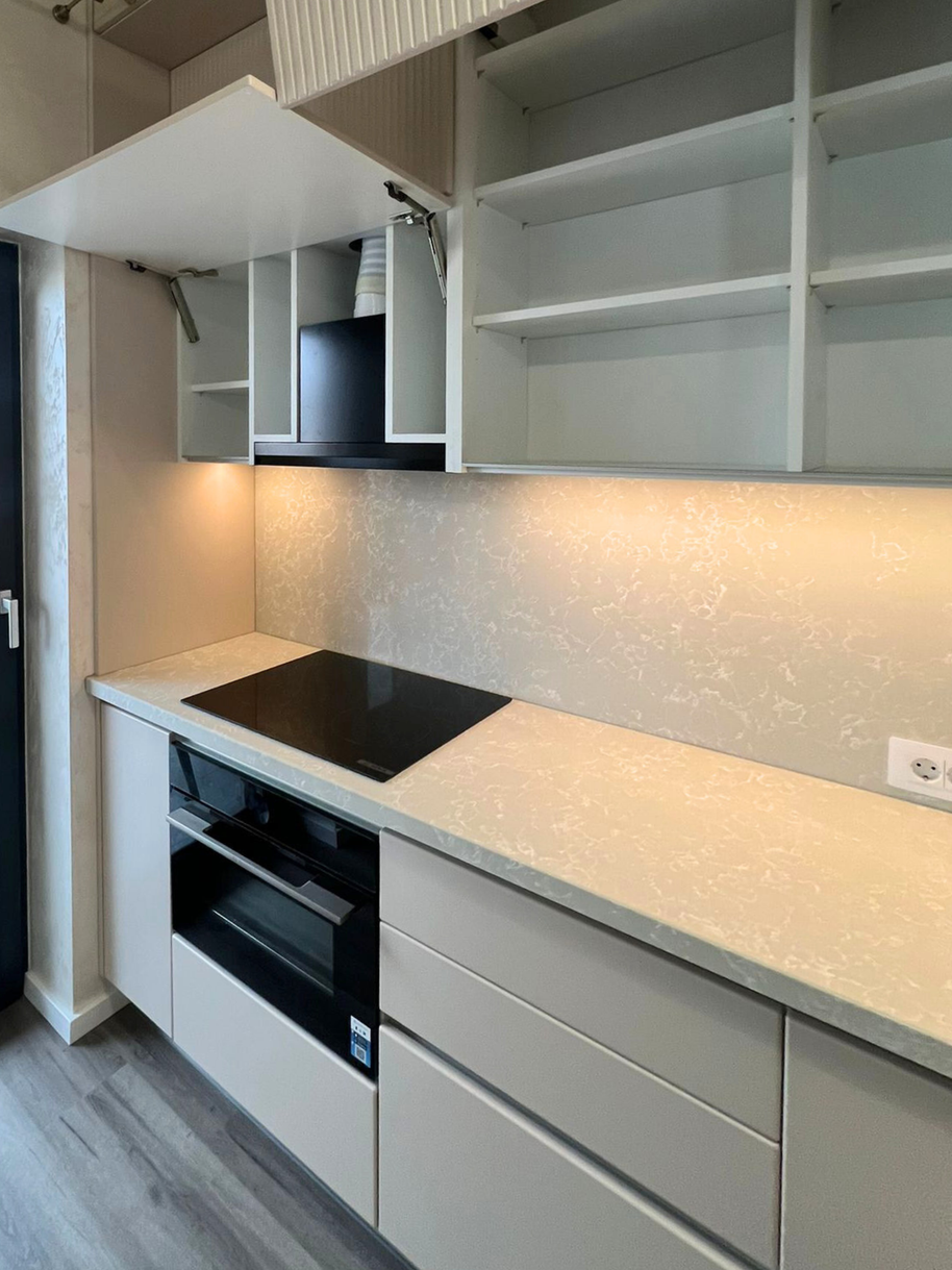 Mobilier la comandă pentru bucătărie NORVINIA, cu mânere tip profil GOLA și blat din cuarț compozit