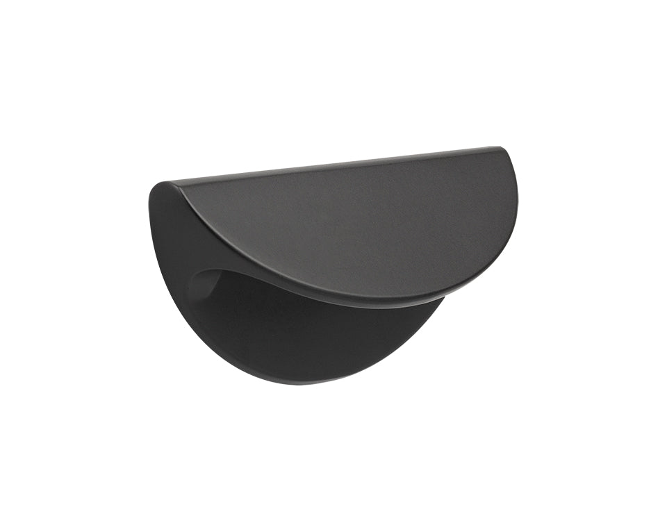 Buton mobilier Tulip Bella – negru mat, metal, interax 64 mm, design tip „scoică”