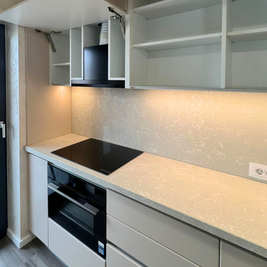 Mobilier la comandă pentru bucătărie NORVINIA, cu mânere tip profil GOLA și blat din cuarț compozit