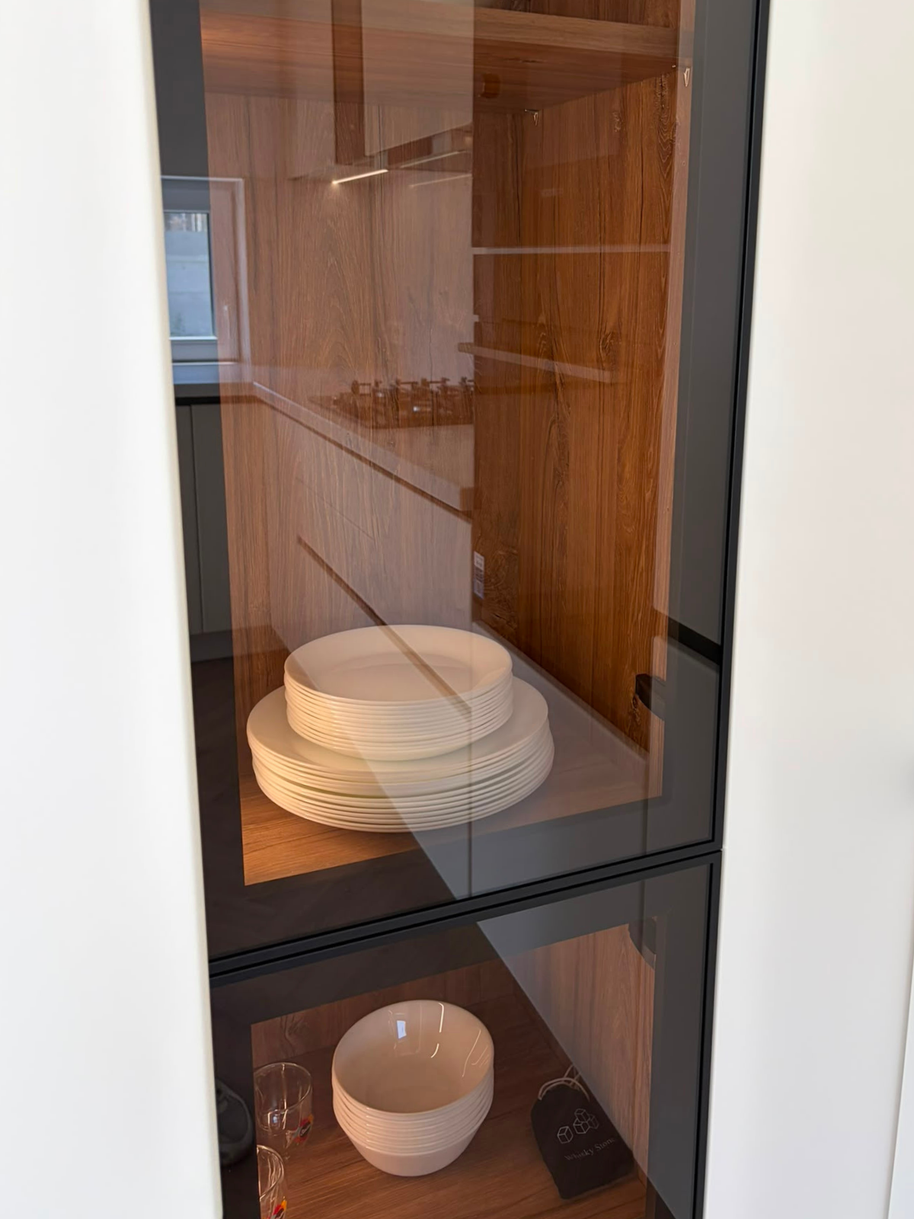 Mobilier din MDF termoformat cu blat din cuarț compozit și mânere gola, finisaj negru mat